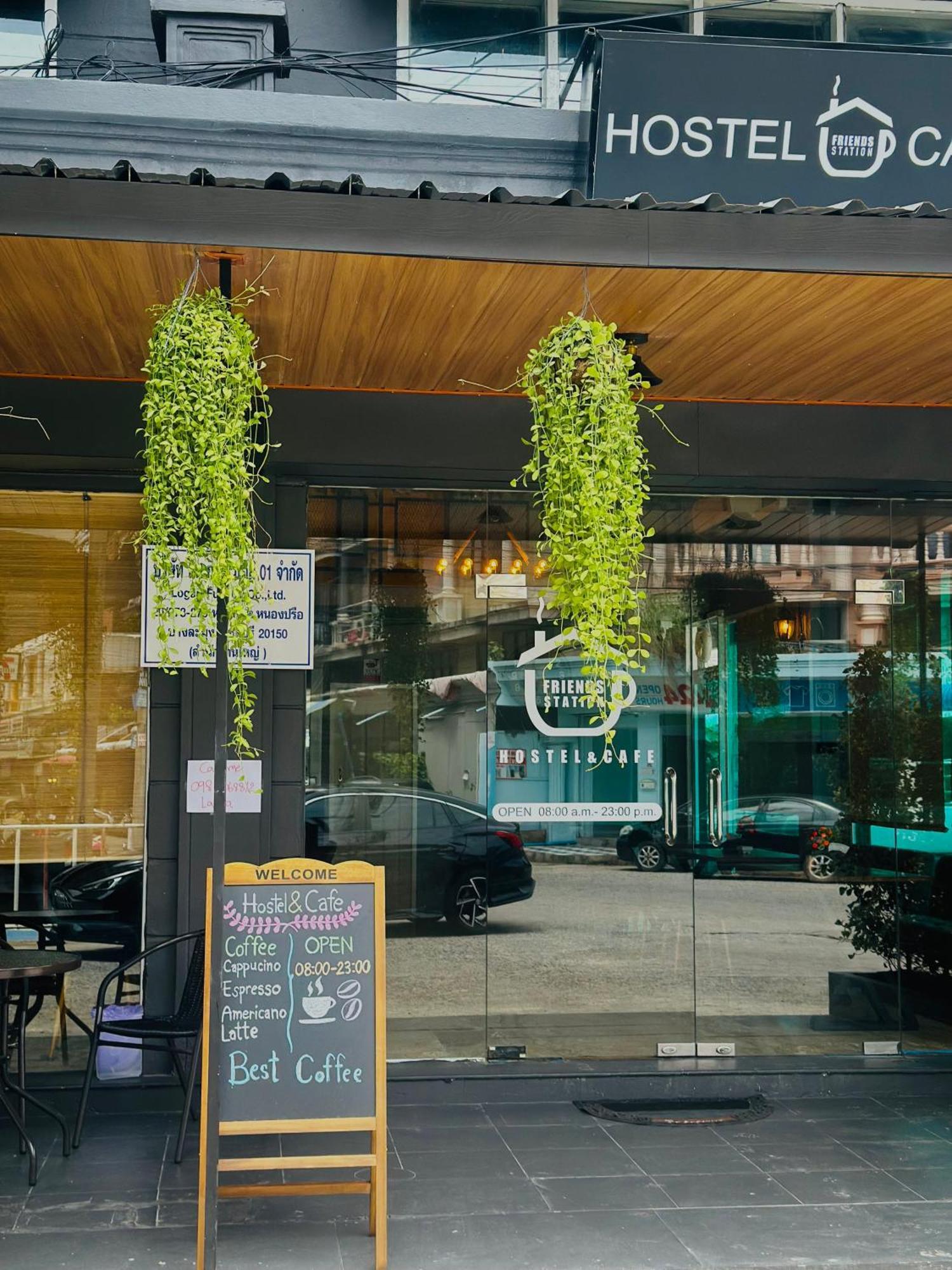 Champagne Hostel & Cafe Pattaya Exterior photo