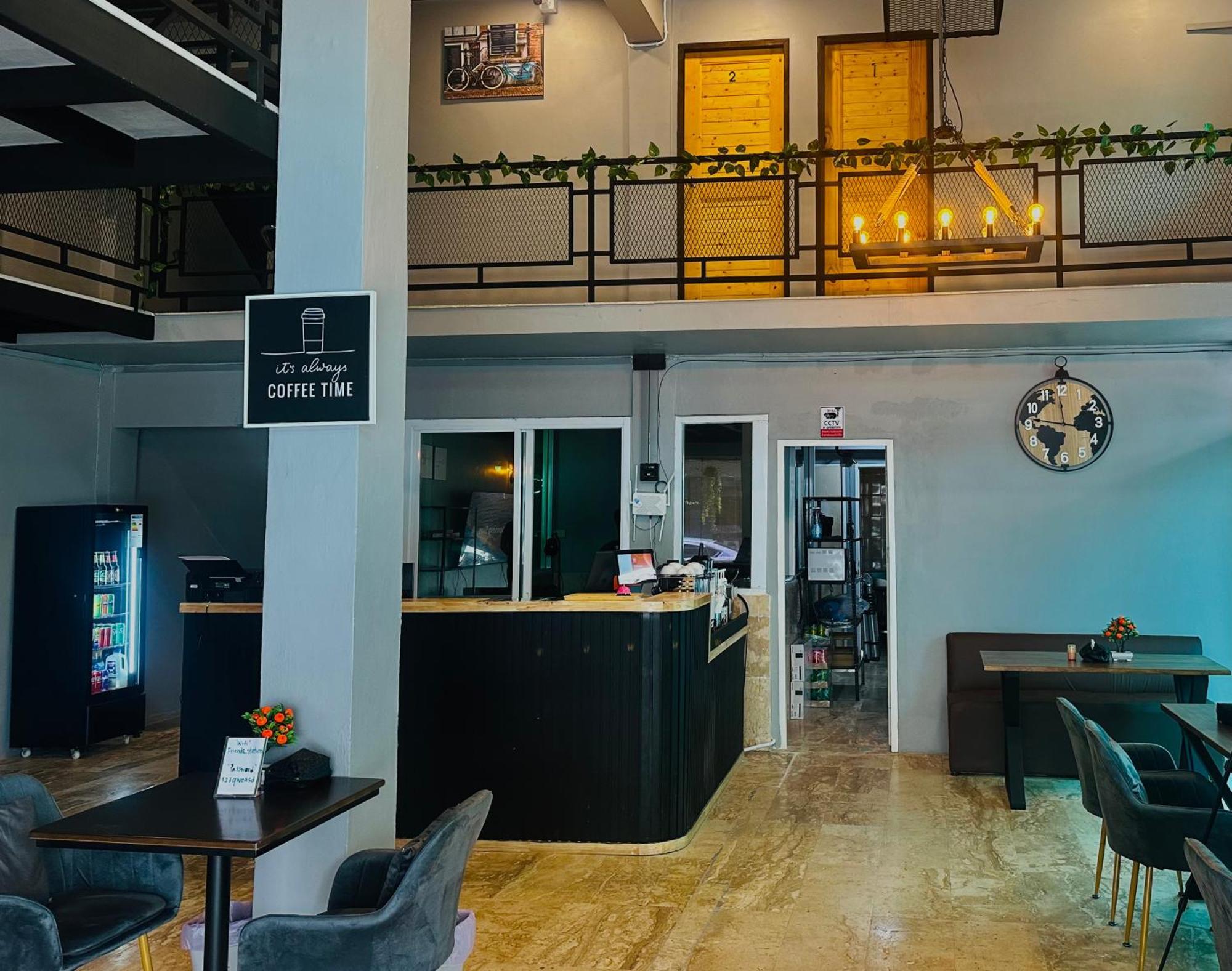 Champagne Hostel & Cafe Pattaya Exterior photo