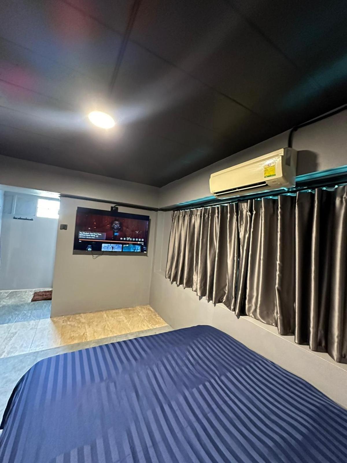 Champagne Hostel & Cafe Pattaya Exterior photo